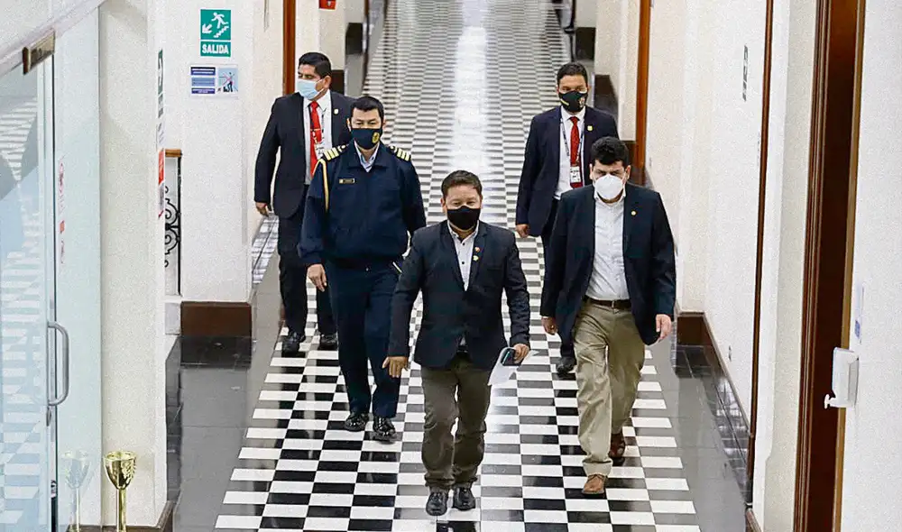 Se fue. La renuncia de Guido Bellido al premierato es oportuna para la gobernabilidad del país, opina un sector que espera que ya acabe la crisis política. Foto: John Reyes/La República Se fue. La renuncia de Guido Bellido al premierato es oportuna para la gobernabilidad del país, opina un sector que espera que ya acabe la crisis política. Foto: John Reyes/La República