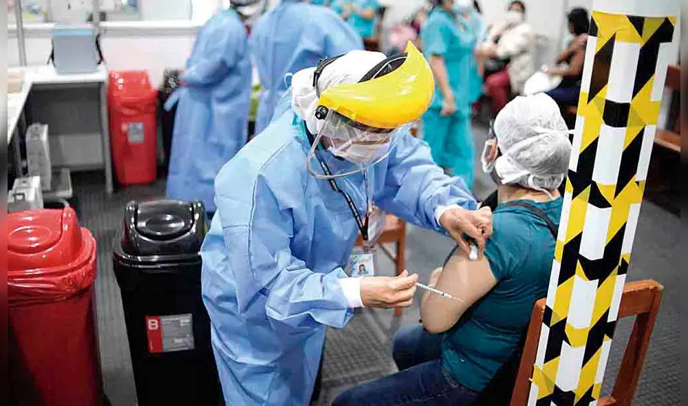 Otra más. Personal de salud recibirá una tercera dosis. Foto: La República Otra más. Personal de salud recibirá una tercera dosis. Foto: La República