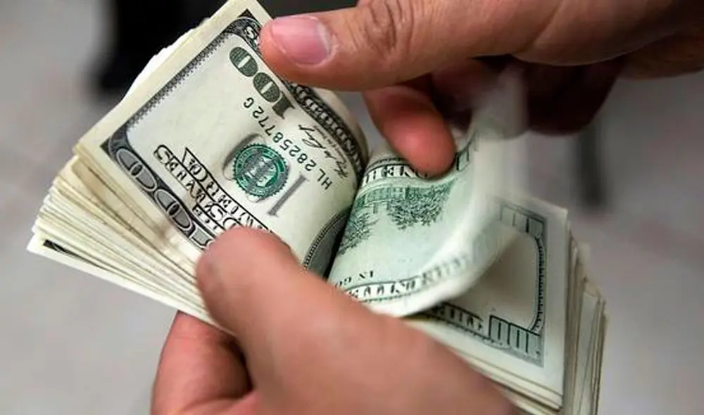 El precio del dólar BCV es revisado tanto por compradores como por comerciantes en Venezuela. Foto: AFP El precio del dólar BCV es revisado tanto por compradores como por comerciantes en Venezuela. Foto: AFP