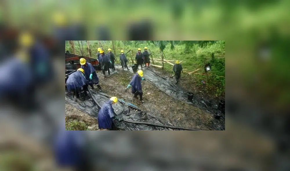 800 integrantes de los pueblos originarios han tomado los ríos y en diferentes lotes han cerrado las llaves de las válvulas para impedir el paso de petróleo. Foto: EFE