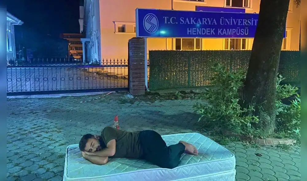 Estudiantes duermen en los exteriores de la Universidad de Sakarya. Foto: @barinamayanlar / Twitter Estudiantes duermen en los exteriores de la Universidad de Sakarya. Foto: @barinamayanlar / Twitter