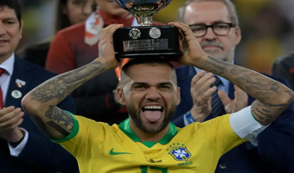 Dani Alves es el futbolista con más títulos en la historia del fútbol. Foto: AFP Dani Alves es el futbolista con más títulos en la historia del fútbol. Foto: AFP