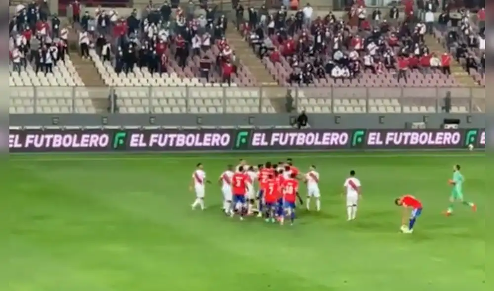 Agresión a Marcos López en el segundo tiempo. Foto: captura Camila Zapata