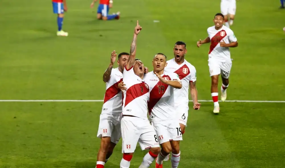 Christian Cueva abrió el marcador en el Nacional. Foto: Sergio Peña desató la locura en el Nacional. Marco Cotrina / La República