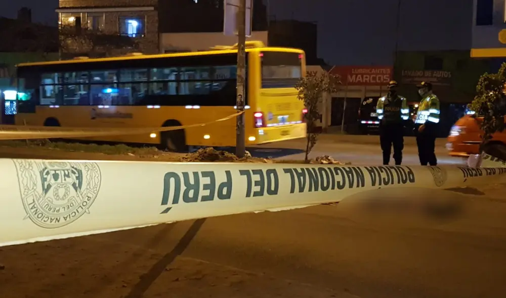 Policías de la Comisaría de Collique llegaron al lugar para iniciar las investigaciones. Foto: Mary Luz Aranda/URPI-LR Policías de la Comisaría de Collique llegaron al lugar para iniciar las investigaciones. Foto: Mary Luz Aranda/URPI-LR