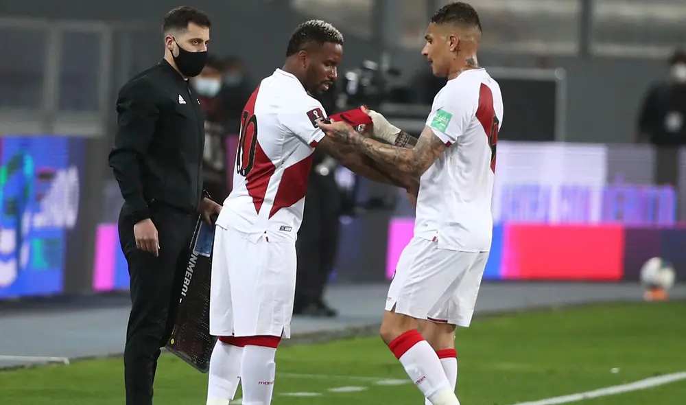 El cambio de Farfán por Guerrero se produjo al minuto 61. Foto: AFP