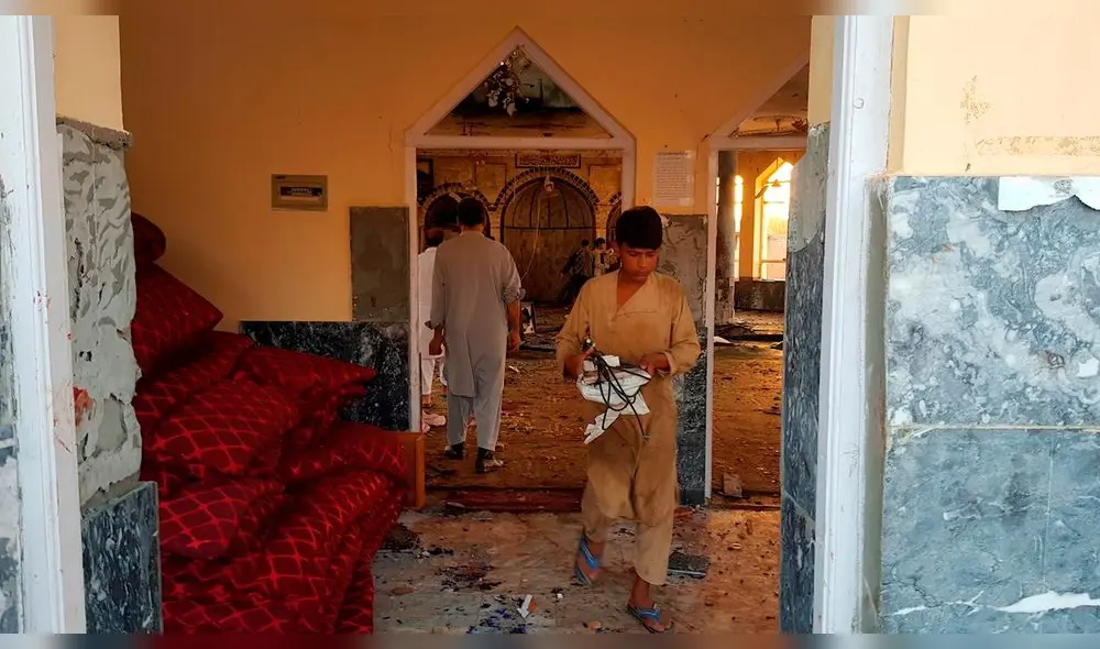 Jóvenes tratando de rescatar lo poco que quedó de su centro religioso. Foto: EFE Jóvenes tratando de rescatar lo poco que quedó de su centro religioso. Foto: EFE
