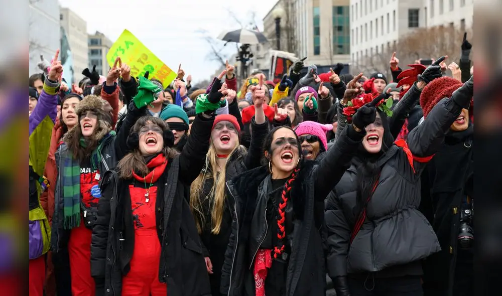 Mujeres inspiradas en el grupo feminista chileno llamado Las Tesis bailan durante la 4ta Marcha de Mujeres en Washington, DC. Foto: Roberto Schmidt/AFP/referencial Mujeres inspiradas en el grupo feminista chileno llamado Las Tesis bailan durante la 4ta Marcha de Mujeres en Washington, DC. Foto: Roberto Schmidt/AFP/referencial