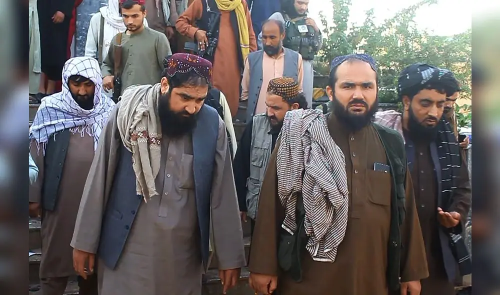 Funcionarios talibanes aparecen afuera de una mezquita chií después de un ataque suicida con bomba en Kunduz. Foto: AFP Funcionarios talibanes aparecen afuera de una mezquita chií después de un ataque suicida con bomba en Kunduz. Foto: AFP