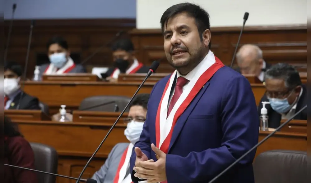 Congresista Carlos Zeballos durante la Sesión Solemne del Pleno en homenaje a héroe del combate de Angamos y a la Marina de Guerra. Foto: Congreso