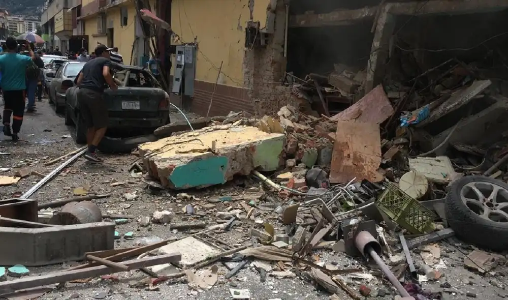 Hubo gran daño a las estructuras en la zona de Artigas, Caracas. Foto: @LushoBustos/Twitter Hubo gran daño a las estructuras en la zona de Artigas, Caracas. Foto: @LushoBustos/Twitter