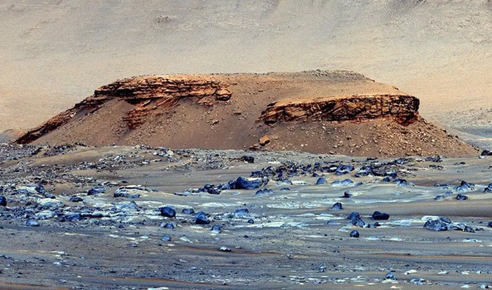 Imagen con color mejorado del montículo Kodiak, captada por el rover Perseverance en el cráter Jézero, Marte. Foto: NASA