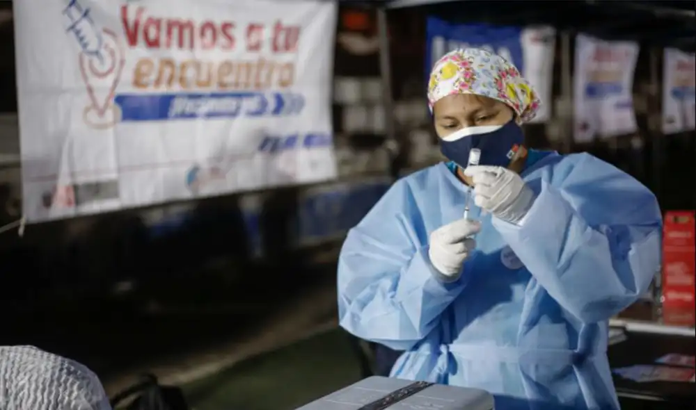 Hasta el momento, las personas de 21 años a más pueden acercarse al centro de vacunación más cercano. Foto: La República Hasta el momento, las personas de 21 años a más pueden acercarse al centro de vacunación más cercano. Foto: La República