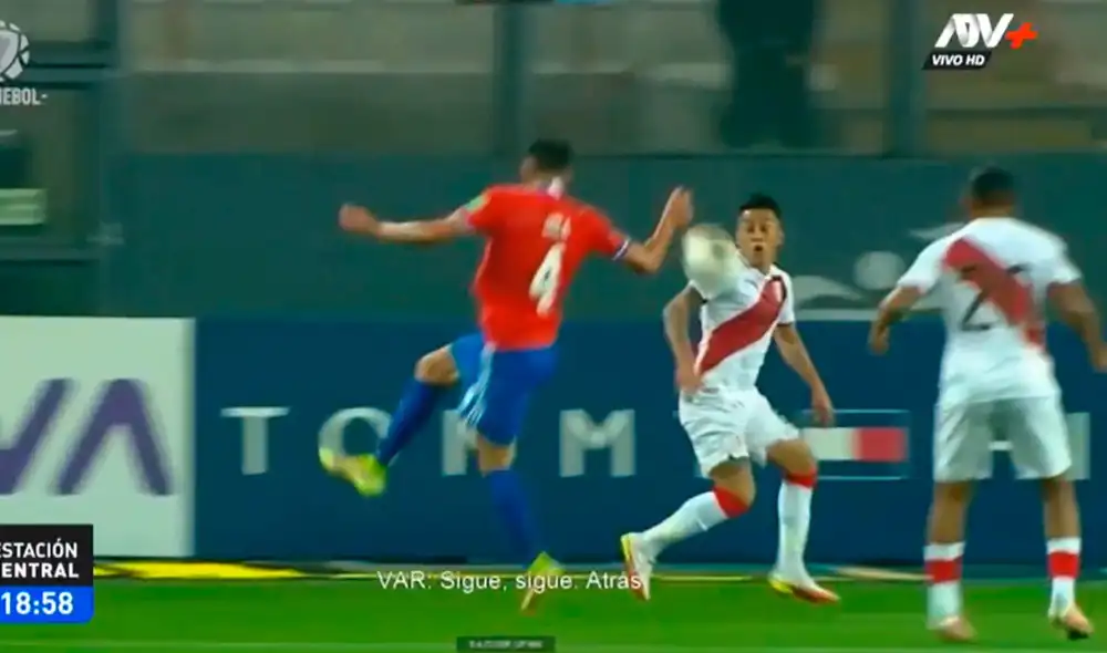 En el VAR analizaron la supuesta manos de Cueva y un posible offside. Foto: captura Conmebol