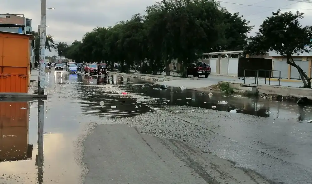 El agua no pudo circular por el canal debido a la presencia de montículos de basura. Foto: Prensa Lambayeque El agua no pudo circular por el canal debido a la presencia de montículos de basura. Foto: Prensa Lambayeque