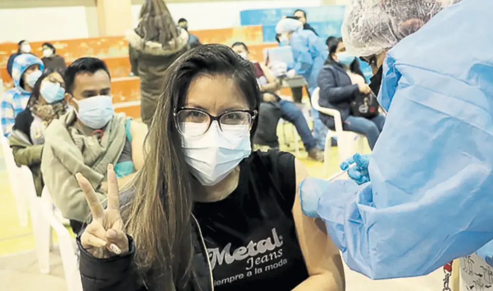 Pone el hombro. Hoy y mañana se seguirá vacunando a jóvenes mayores de 21 años en Lima y Callao. Foto: difusión