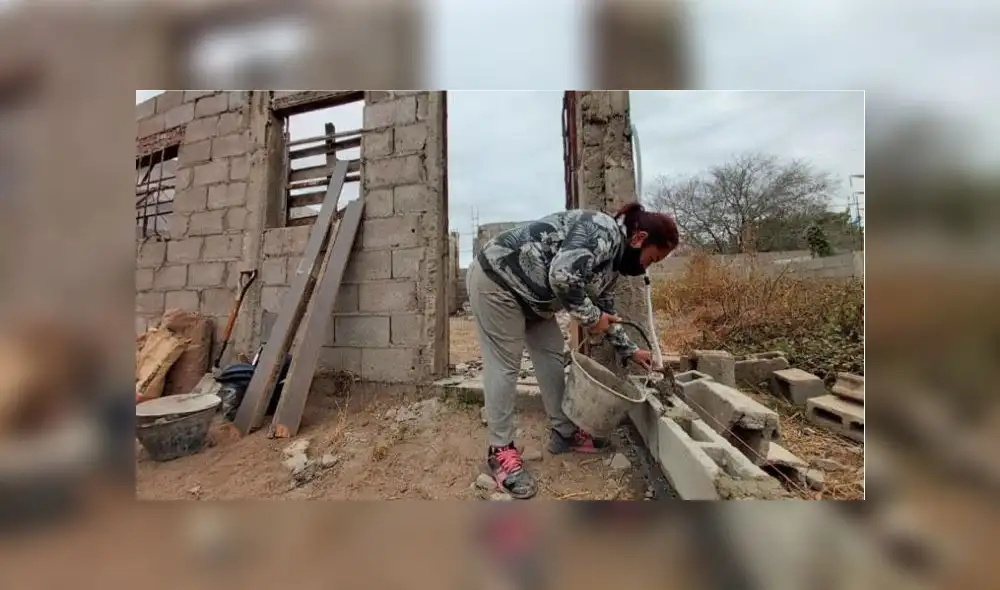 La mujer confiesa que siempre tuvo afición por la albañilería. Foto: captura de Facebook
