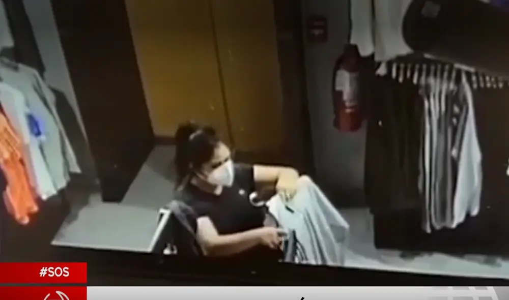 Tras burlar el broche de seguridad, mujer guardaba la prenda en su cartera. Foto: América Noticias