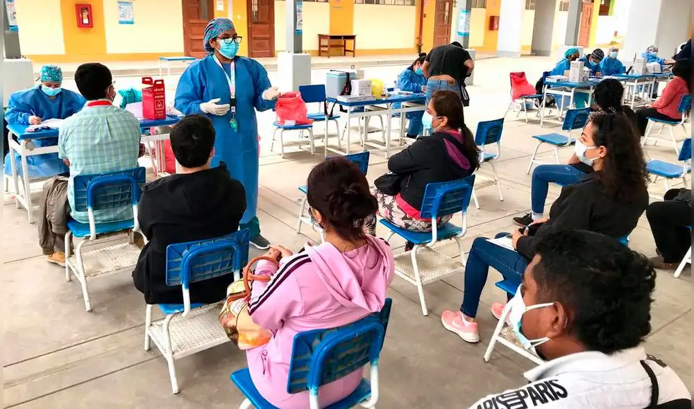 El personal de salud le recuerda a las personas que van  a los vacunatorios la importancia de recibir las dos dosis. Foto: Geresa.