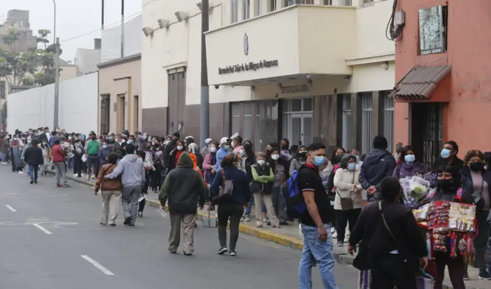 Situación en los exteriores de la iglesia de Las Nazarenas, en el Cercado de Lima. Foto: Carlos Félix Contreras / La República Situación en los exteriores de la iglesia de Las Nazarenas, en el Cercado de Lima. Foto: Carlos Félix Contreras / La República