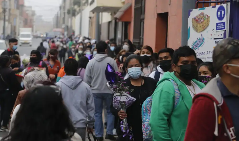 Situación en los exteriores de la iglesia de Las Nazarenas, en el Cercado de Lima. Foto: Carlos Félix Contreras / La República Situación en los exteriores de la iglesia de Las Nazarenas, en el Cercado de Lima. Foto: Carlos Félix Contreras / La República