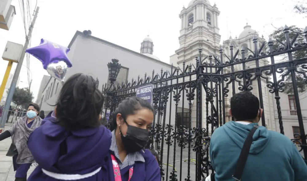 Situación en los exteriores de la iglesia de Las Nazarenas, en el Cercado de Lima. Foto: Carlos Félix Contreras / La República Situación en los exteriores de la iglesia de Las Nazarenas, en el Cercado de Lima. Foto: Carlos Félix Contreras / La República