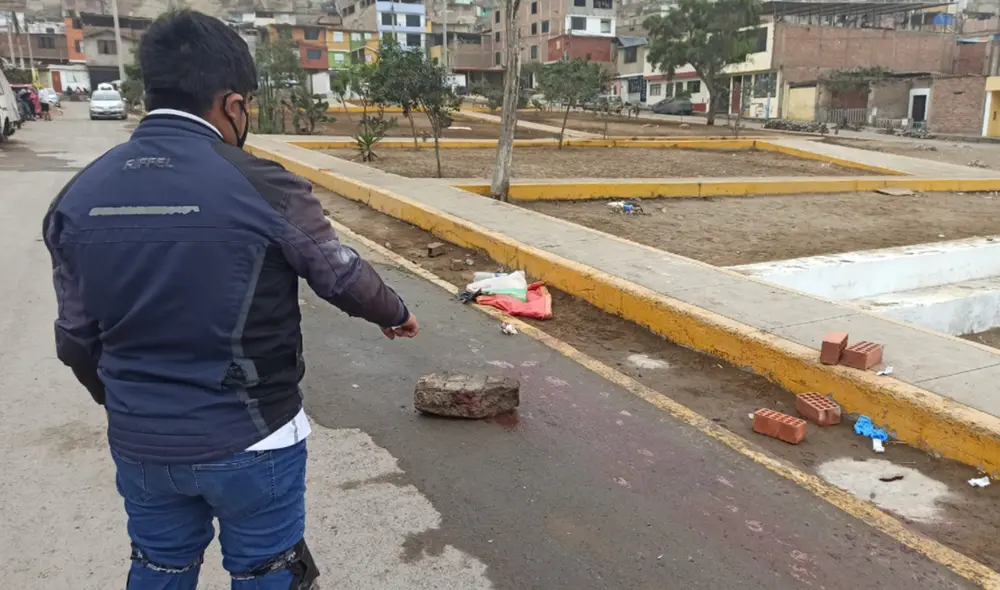 Roca con la que habrían atacado a una de las víctimas fue encontrada en la pista. Foto: Johann Klug / URPI - LR Roca con la que habrían atacado a una de las víctimas fue encontrada en la pista. Foto: Johann Klug / URPI - LR