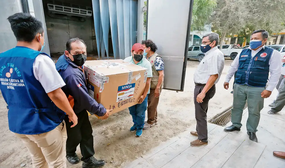 Vacunas. El viernes llegó el lote más grande hasta ahora de la farmacéutica AstraZeneca: 1.245.900 dosis. Este producto tiene un 90% de efectividad. Foto: Minsa