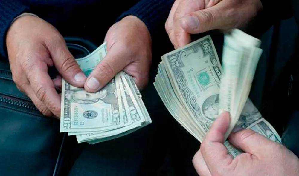 El precio del dólar BCV es revisado tanto por compradores como por comerciantes en Venezuela. Foto: EFE