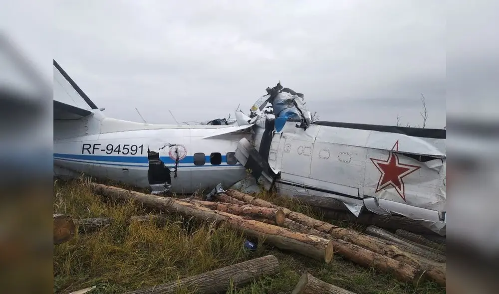 Los restos del avión L-410 cerca de la ciudad de Menzelinsk. Según la agencia de noticias Interfax, el avión pertenecía a la Sociedad Voluntaria de Asistencia al Ejército, Aviación y Armada de Rusia. Foto: Russian Emergency Ministry/AFP Los restos del avión L-410 cerca de la ciudad de Menzelinsk. Según la agencia de noticias Interfax, el avión pertenecía a la Sociedad Voluntaria de Asistencia al Ejército, Aviación y Armada de Rusia. Foto: Russian Emergency Ministry/AFP