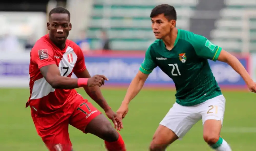 Peruanos y altiplánicos se fueron al descanso empatados a cero. Foto: EFE