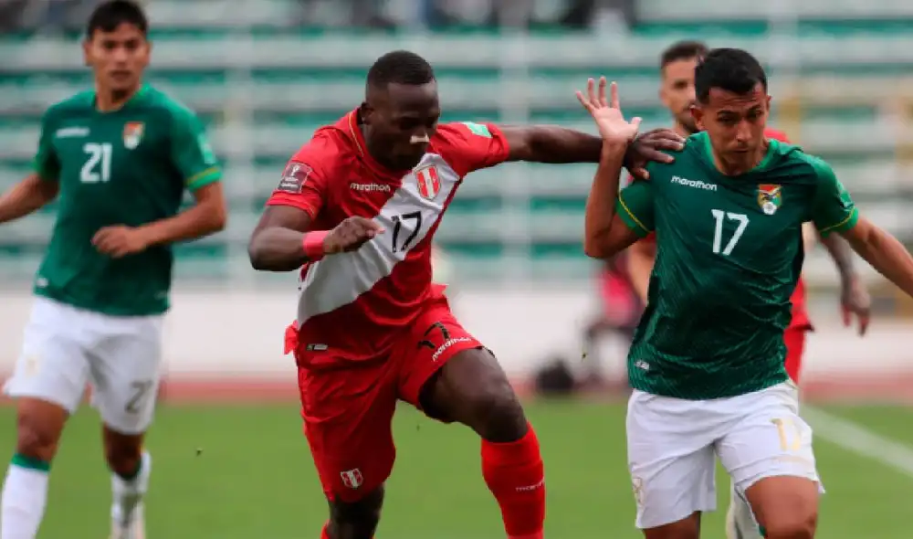 Peruanos y altiplánicos se fueron al descanso empatados a cero. Foto: EFE