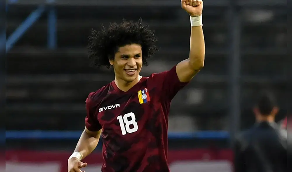 Eduard Bello puso el 2-1 ante Ecuador de tiro libre. Foto: Conmebol.