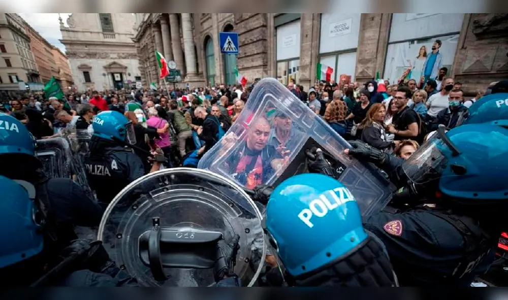 Los policías chocan con los manifestantes que se oponen al pasaporte sanitario en el centro de Roma, Italia, el 9 de octubre de 2021. Foto: EFE