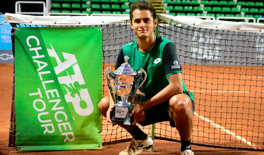 Juan Pablo Varillas con el trofeo del Tour Santiago II. Foto: Legión Sudamericana/Twitter