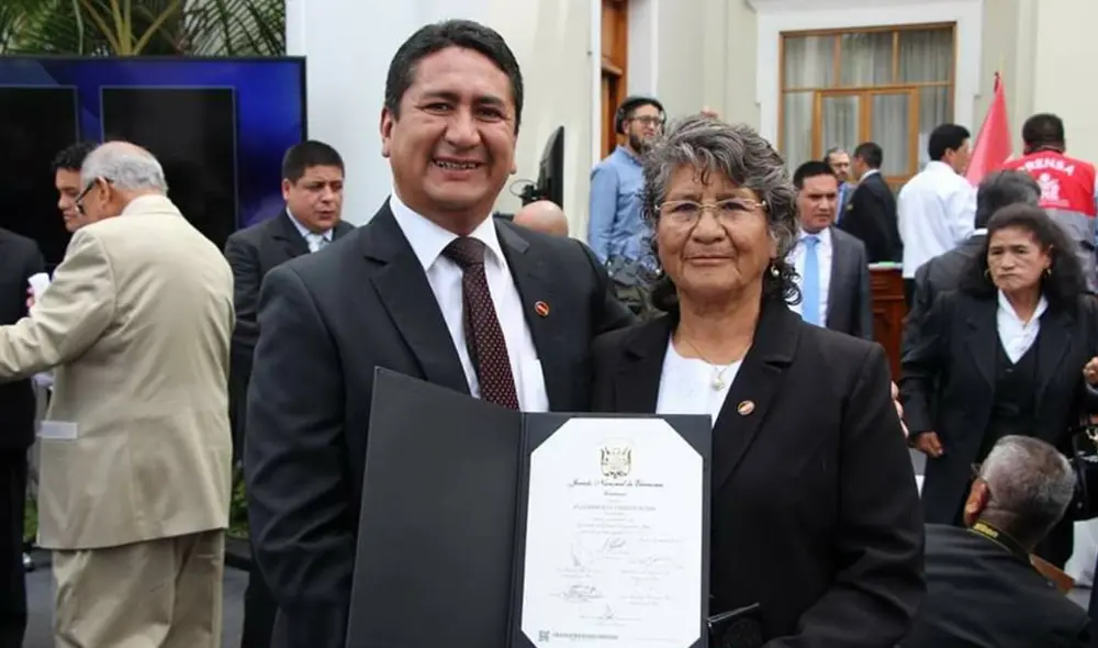 Vladimir Cerrón y su madre Bertha Rojas se encuentran investigados por la Fiscalía de Lavados de Activos. Foto: Portal Central.