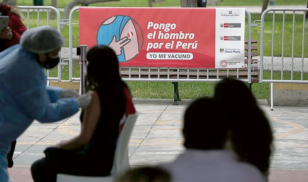 Avance. Minsa inmuniza en más vacunatorios de Lima. Se viene la tercera dosis para médicos. Foto: Marco Cotrina / La República