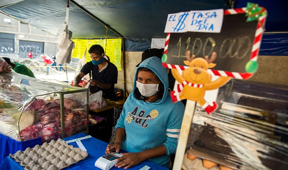Chequea los precios del dólar hoy en Venezuela para las transacciones correspondientes. Foto: AFP Chequea los precios del dólar hoy en Venezuela para las transacciones correspondientes. Foto: AFP
