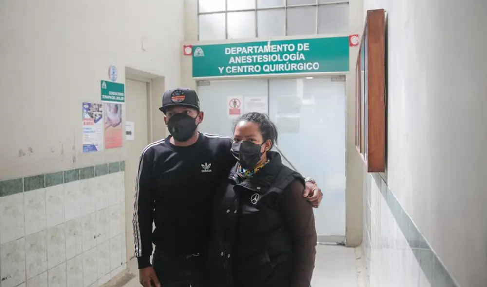 Los padres de los bebés se encuentran en el hospital Goyeneche desde las 3.00 a. m. Foto: Rodrigo Talavera/La República Los padres de los bebés se encuentran en el hospital Goyeneche desde las 3.00 a. m. Foto: Rodrigo Talavera/La República