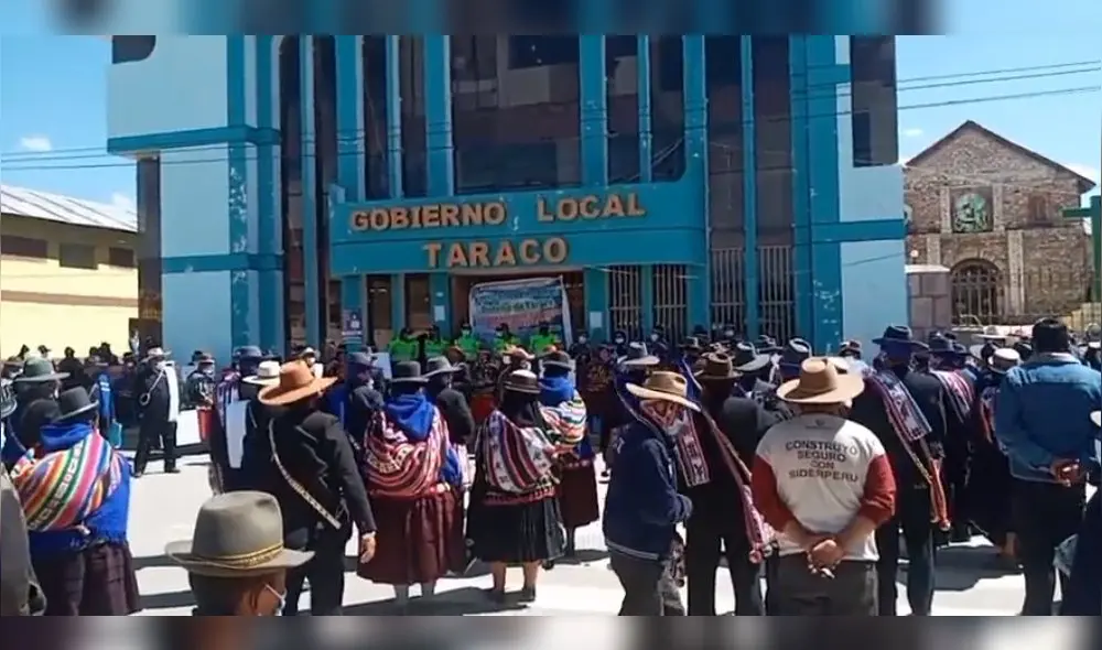 Decenas de pobladores llegaron hasta el local de la comuna, la misma que estaba resguardada por un grupo de policías. Foto: Captura Video El Futbolero Ramiseño Decenas de pobladores llegaron hasta el local de la comuna, la misma que estaba resguardada por un grupo de policías. Foto: Captura Video El Futbolero Ramiseño