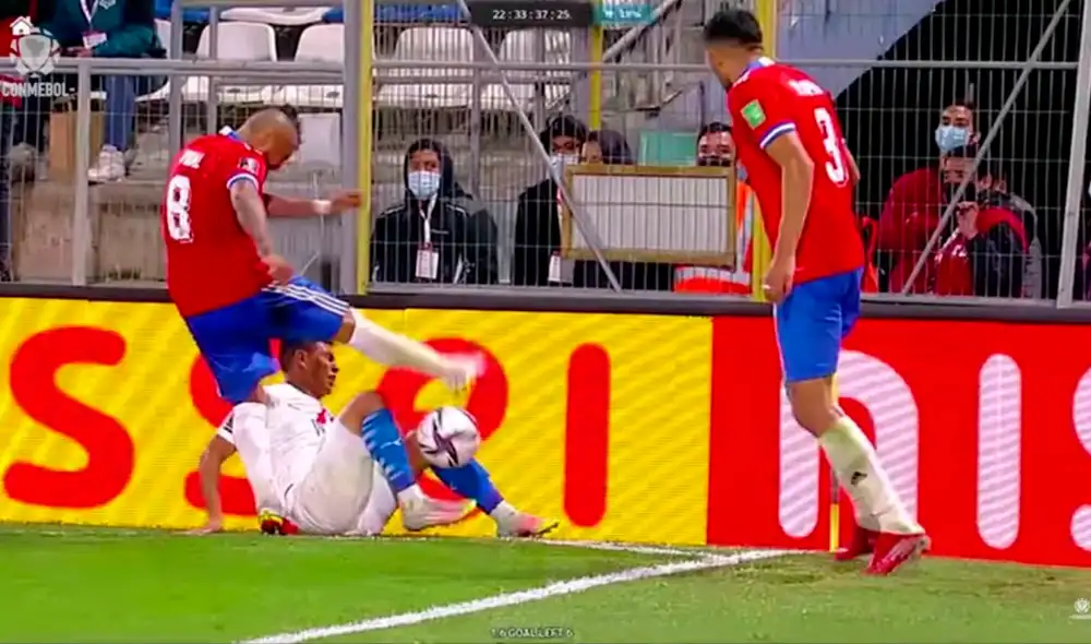 Arturo Vidal en la acción que le pudo costar una expulsión. Foto: Conmebol Arturo Vidal en la acción que le pudo costar una expulsión. Foto: Conmebol