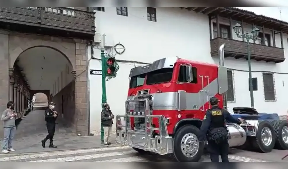 El camión que representa a Optimus Prime y otras unidades fueron vistas por el centro de Cusco. Foto: La República