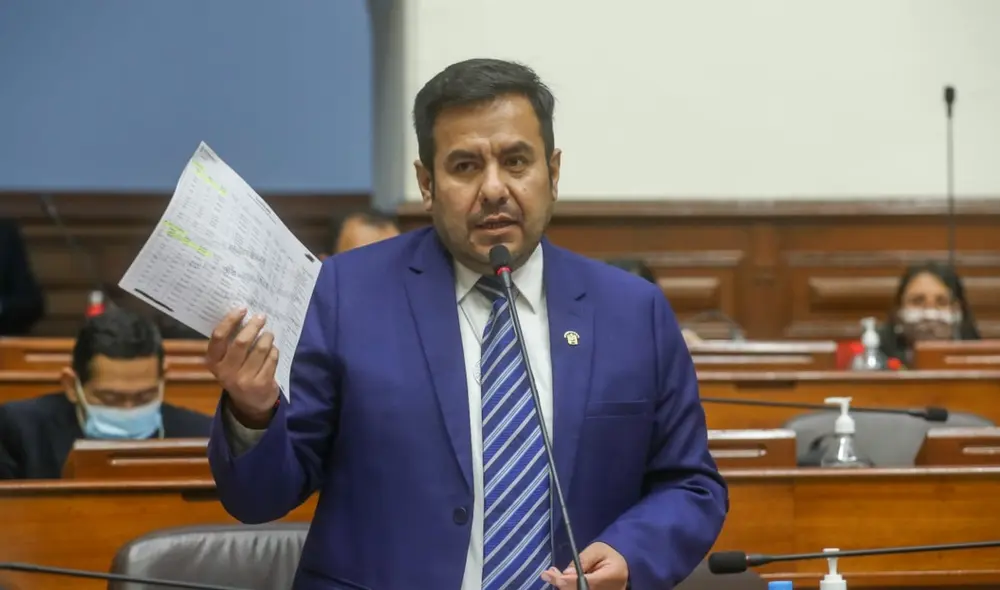 Carlos Zeballos también instó al ministro del Interior, Luis Barrazuela, a "dar un paso al costado". Foto: Congreso Carlos Zeballos también instó al ministro del Interior, Luis Barrazuela, a "dar un paso al costado". Foto: Congreso