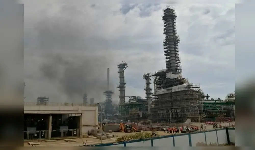 Humareda alertó a trabajadores de la refinería de Talara tras incendio en un caseta de bomba. Fuego fue controlado. Foto: Difusión Humareda alertó a trabajadores de la refinería de Talara tras incendio en un caseta de bomba. Fuego fue controlado. Foto: Difusión