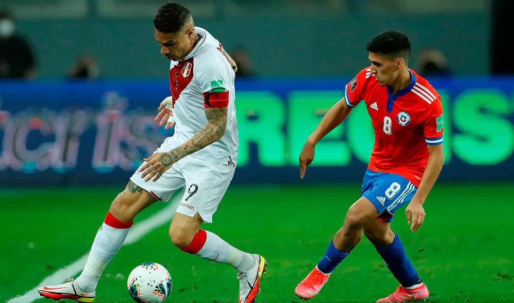 Paolo Guerrero no pudo anotar en su último partido con Perú frente a Chile. Foto: EFE