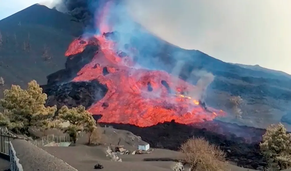 Imagen publicada por el IGME muestra como una de las corrientes de lava fluye y transporta piedras de bloques masivos en el volcán de La Palma. Foto: AFP