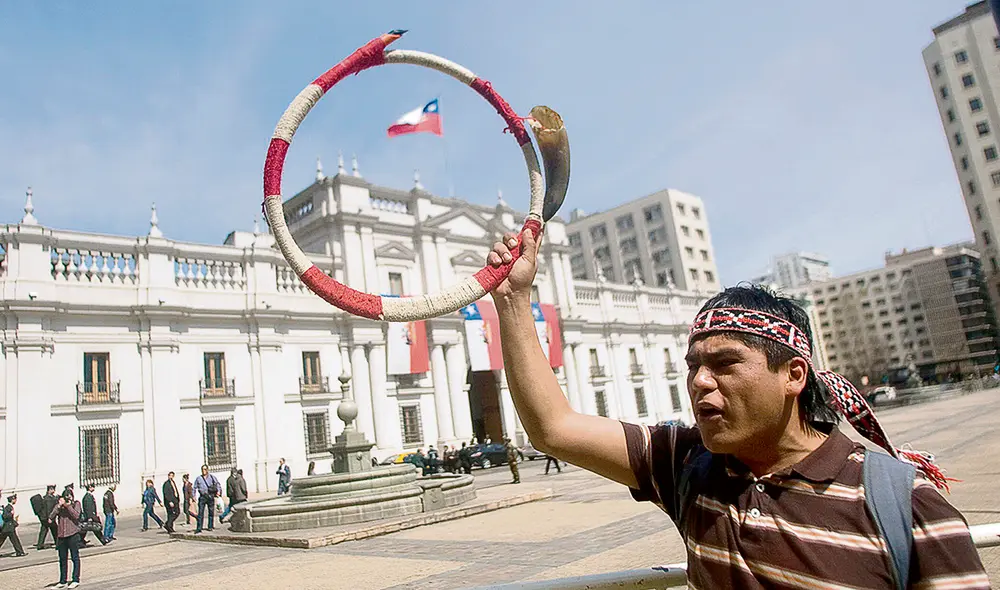 En Santiago. Un manifestante esgrime su trutruka (trompeta) frente a Palacio de la Moneda. Foto: EFE En Santiago. Un manifestante esgrime su trutruka (trompeta) frente a Palacio de la Moneda. Foto: EFE