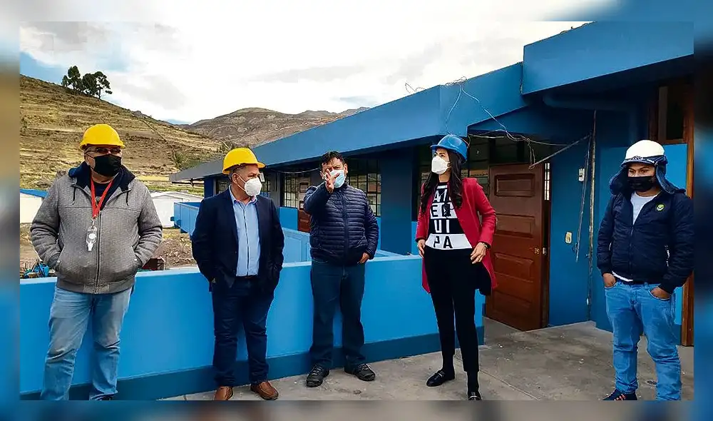 Iinspección. Congresistas verificaron trabajos en colegio.