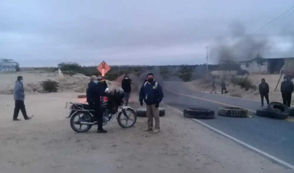 El puente de ingreso a la provincia y un puente peatonal han sido bloqueados con piedras, maderas y objetos metálicos. Foto: Mayra Amaya/Cutivalu El puente de ingreso a la provincia y un puente peatonal han sido bloqueados con piedras, maderas y objetos metálicos. Foto: Mayra Amaya/Cutivalu
