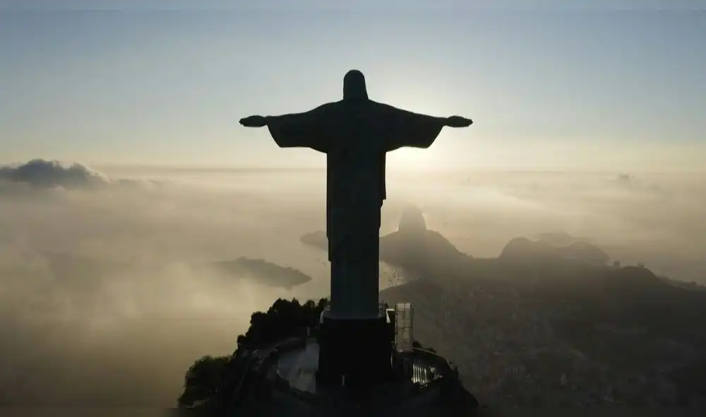 Ubicado en el Cerro Corcovado, el Cristo protege a la ciudad desde más de 700 metros de altura. Foto: AFP Ubicado en el Cerro Corcovado, el Cristo protege a la ciudad desde más de 700 metros de altura. Foto: AFP
